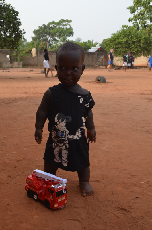 Benin-JungeMitSpielzeug-530x800-1