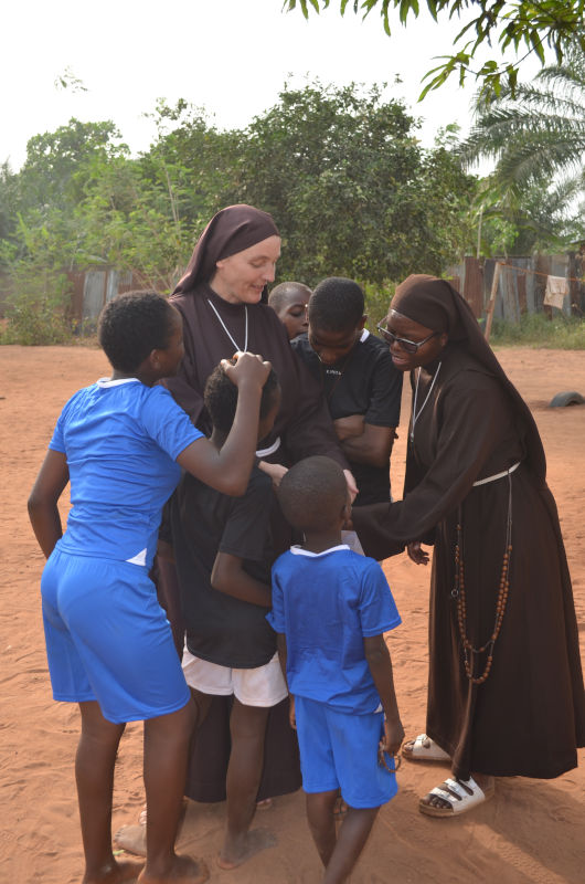 Benin-SchesternKinder-530x800-1